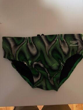 Speedo Green and Black Wave Pattern Men's Swim Brief size 32